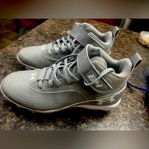 Foot ball cleat under armour youth size 5 used once